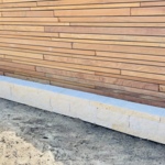 Ipé lamellenschutting met zwart EPDM privacydoek voor 100% zichtdicht resultaat en contrast.