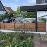 Moderne lage schutting totaalset van duurzaam hardhout