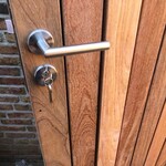 Moderne poort van IPE hout met RVS slot