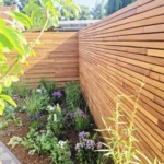 Moderne schutting met 5.0 cm lamellen horizontaal gemonteerd met montage clips van ipe hardhout 