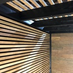 Moderne wand van Ipe hout in 4x4 lamellen in overkapping