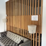 Constructie van een Ipé designwand met verticaal frame en 4x4 balkjes