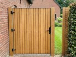 Teak brede poort op maat, dubbel bekleed met lamellen van 9 cm
