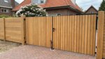 Teak dubbele poort op maat voor een oprit, lamellen van 9 cm