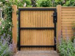 Teak lage poort op maat, enkel bekleed, achterkant met zwart frame