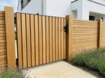 Teak poort op maat bij een voortuin, lamellen van 5 cm