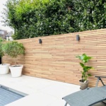Teak schutting met horizontale lamellen van 5 cm op een terras