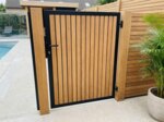 Teak poort op maat tussen terras en zwembad, lamellen van 9 cm