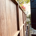 Tripple planken Achterzijde ipe hout verticaal gemonteerde moderne schutting 