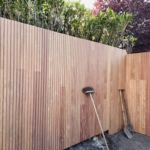 Tripple planken ipe hout verticaal gemonteerde moderne schutting 