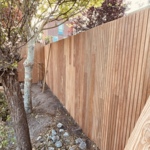 Tripple planken van ipe hout verticaal gemonteerde moderne schutting 