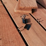 Vlonderplanken van ipe hardhout detail met veer en groef voor clip montage onzichtbaar schroeven