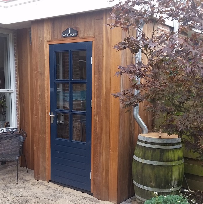 Moderne aanbouw bekleed met verticale Ipé hardhouten latten