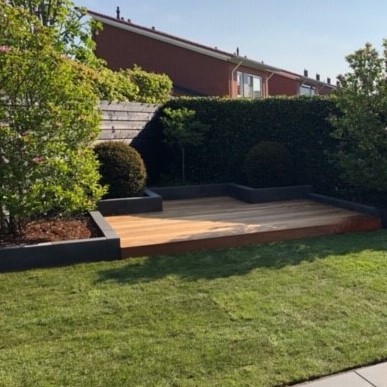 Luxe design tuin met strakke Ipe hardhouten vlonder en moderne beplanting