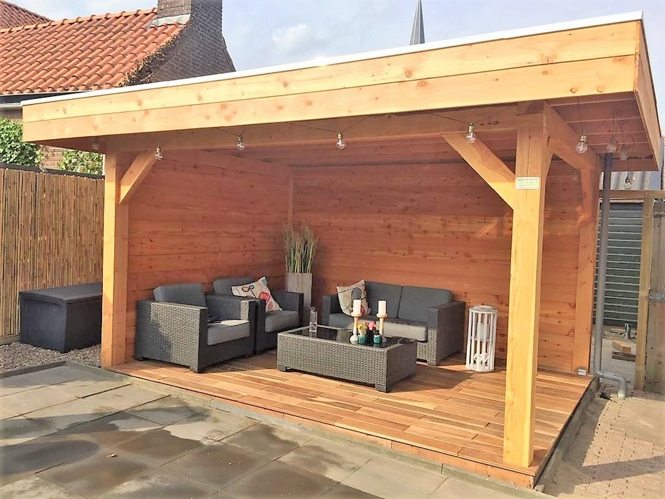 Modern Douglas tuinhuis met een aangrenzend terras van Ipé hardhouten vlonderplanken