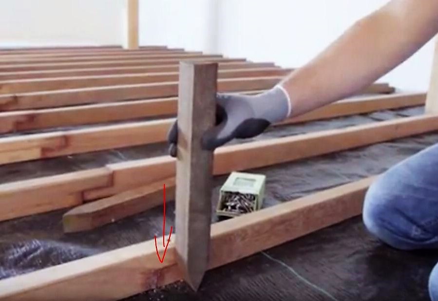 Hardhouten funderingspalen geplaatst voor de onderbouw van een Ipé vlonder