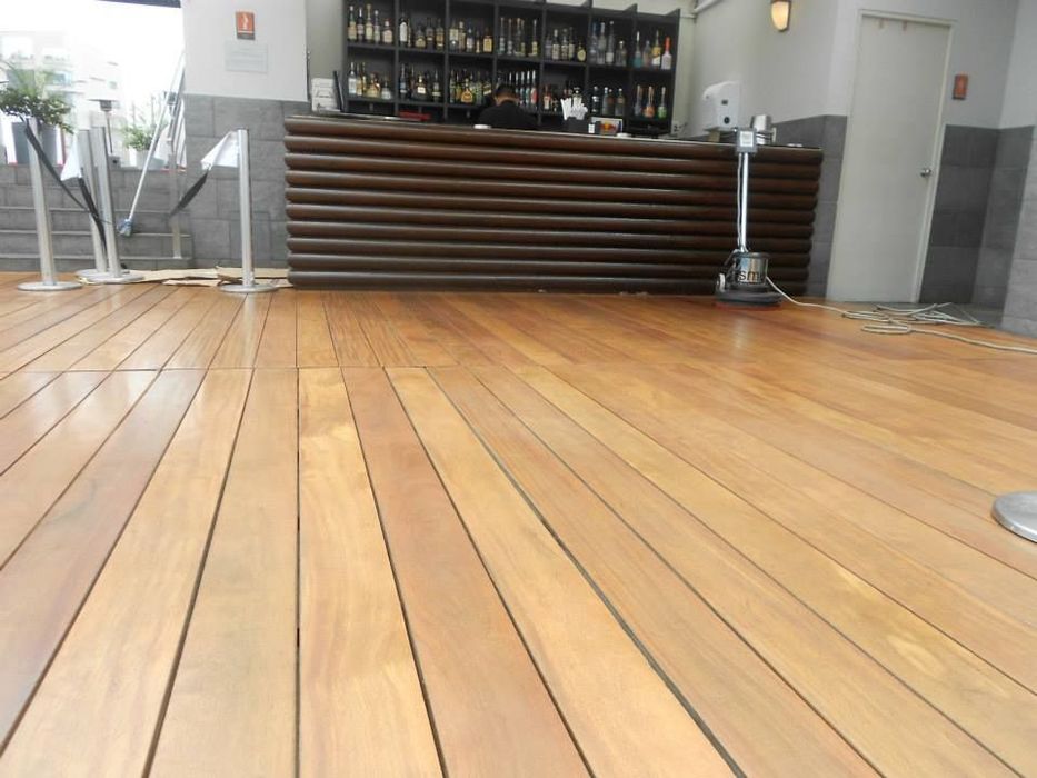 Detail van 14 cm brede Ipé planken blind bevestigd