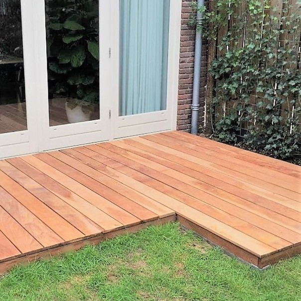 Luxe hardhouten vlonder die naadloos aansluit op openslaande tuindeuren