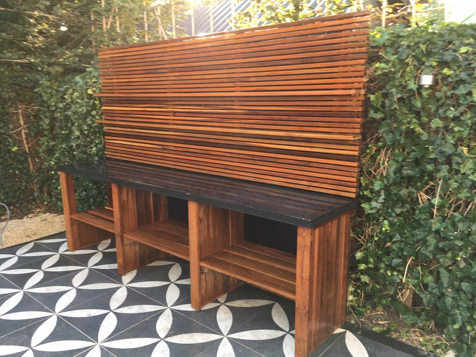 Luxe maatwerk buitenkeuken van Ipé hardhouten latten en balkjes