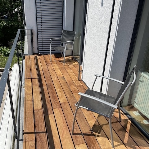 Modern balkon voorzien van duurzame Ipé hardhout vlonderplanken voor een natuurlijke uitstraling