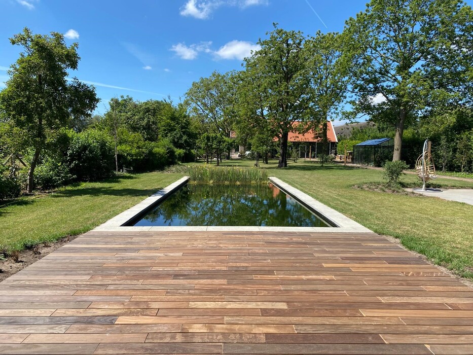 Luxe Ipé hardhouten vlonder grenzend aan een strakke vijver
