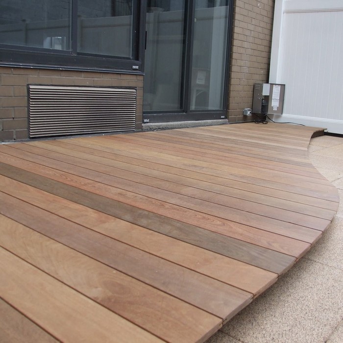 Luxe Ipé hardhouten vlonder met een rond gezaagde afwerking