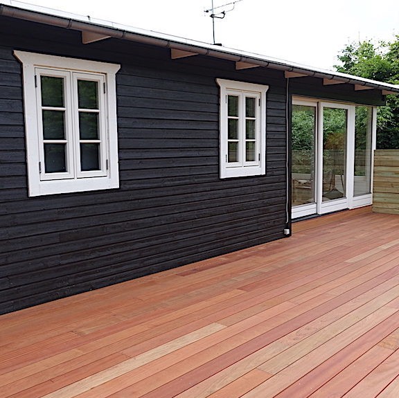 Luxe Ipé hardhouten vlonder op een vakantiepark op de Veluwe met blinde bevestiging