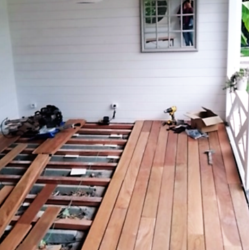 Luxe 2,1 cm dikke Ipé hardhouten vlonderplanken in een moderne buitentuin