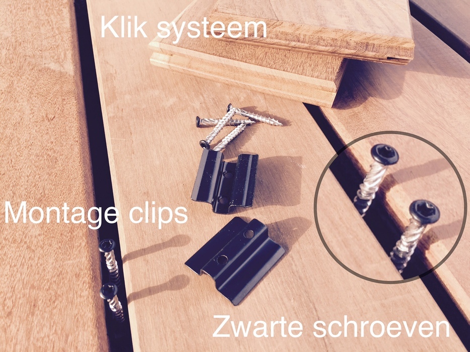 Close-up van houten vlonderplanken met onzichtbare bevestiging door clips en schroeven.