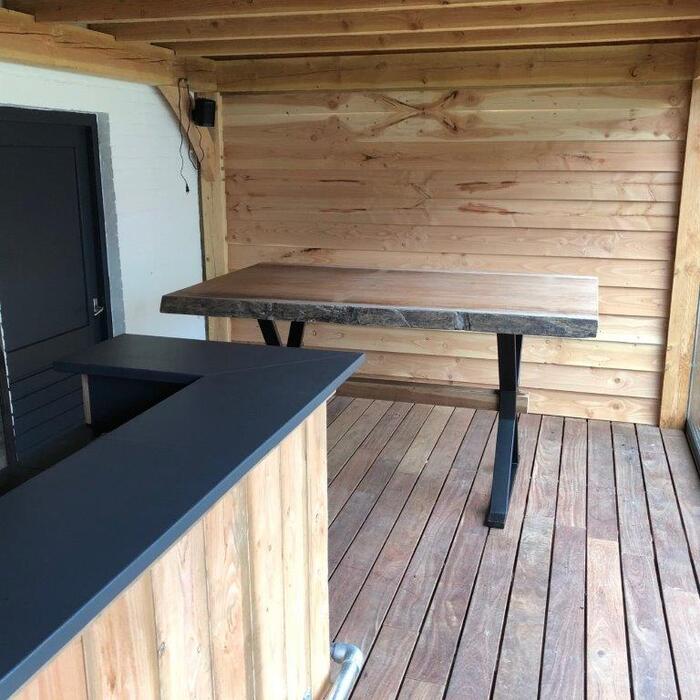  Luxe Ipé hardhouten vlonderplanken gebruikt als binnenvloer in een modern houten tuinhuis