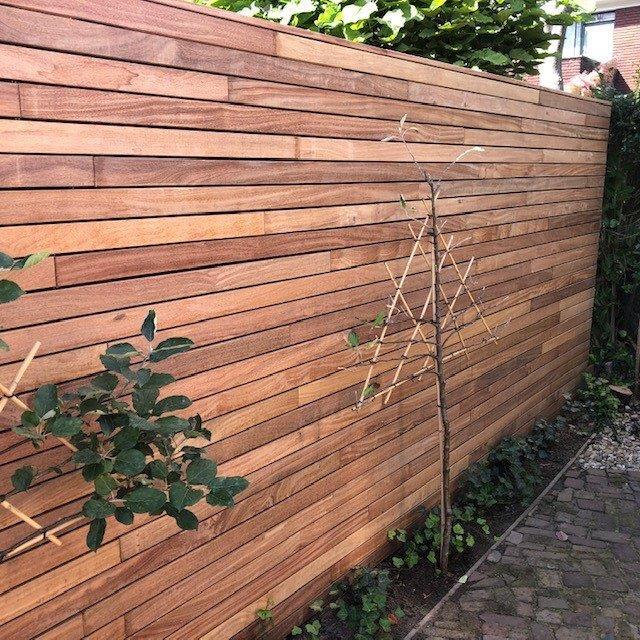 Luxe privacy schutting van 7 cm brede Ipé lamellen met een verfijnde tussenruimte voor een moderne erfafscheiding