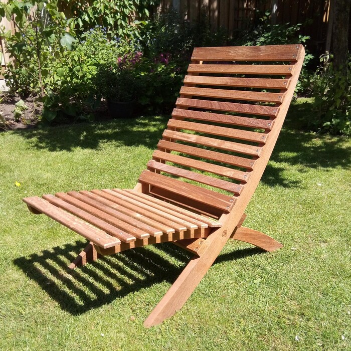 Luxe zelfgemaakte tuinstoel van horizontale Ipé hardhouten lamellen