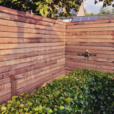 Moderne Ipé schutting met een luxe uitstraling en optimale privacy. Moderne schutting met optimale privacy
