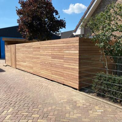 Luxe moderne Ipé schutting Luxe moderne schutting van Ipé hardhout met hoogwaardige afwerking.