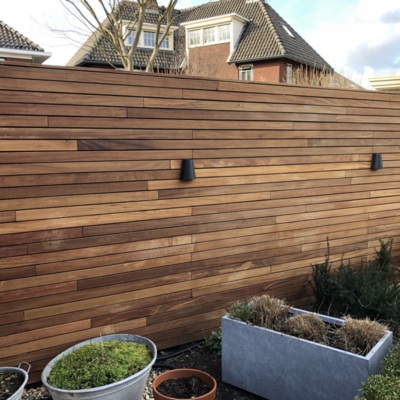 Moderne schutting inspiratie met Ipé hardhout Inspiratie voor een moderne houten schutting van Ipé hardhout.