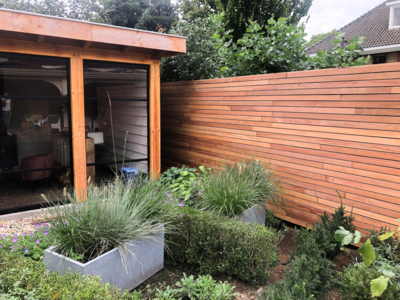 Design schutting van Ipé hardhout Luxe design schutting van Ipé hardhout in moderne tuin.