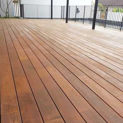 Ip&eacute; terras in de tuin met gelijkmatige voeg van 8 mm