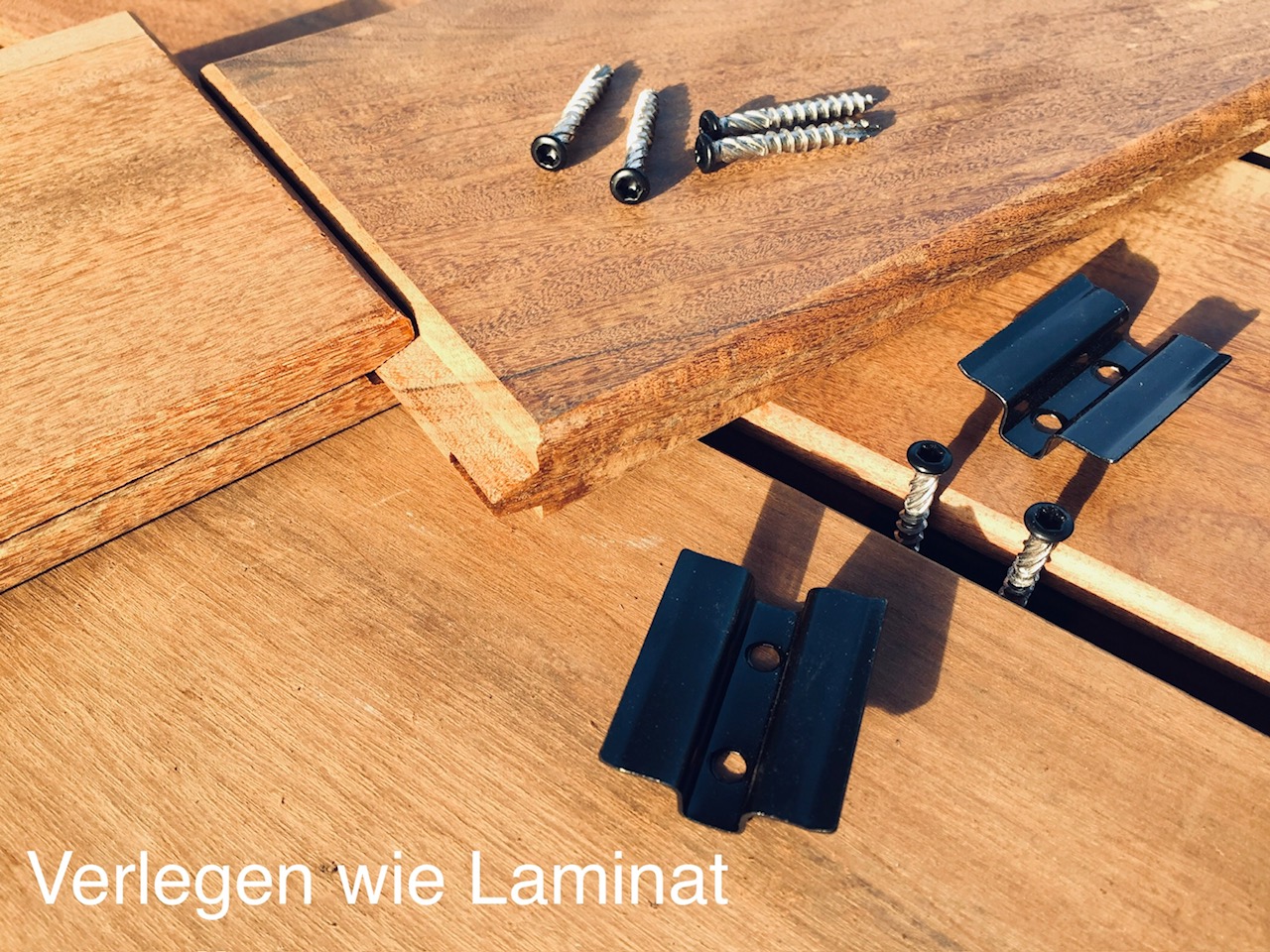 Ipe Hartholz-Terrassendielen an den Stirnseiten und reduziert sichtbare &Uuml;berg&auml;nge auf ein Minimum