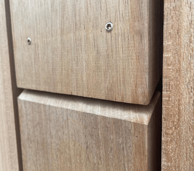 Zichtbare schroefkoppen, risico op splijten en water dat in de schroefgaten blijft staan.