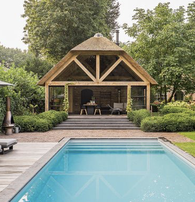 Aanzicht van een houten poolhouse bij het zwembad