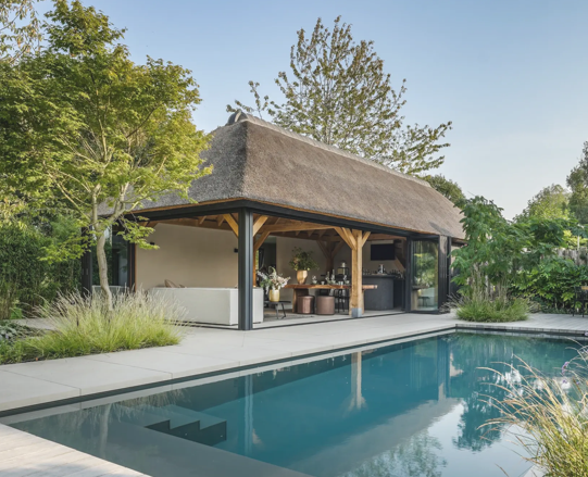 Sfeerbeeld van een poolhouse naast het zwembad
