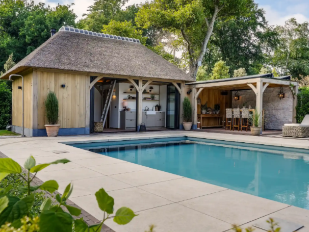 Overzicht van een poolhouse gecombineerd met zwembad