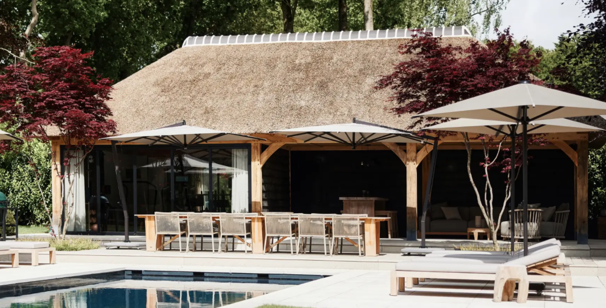 Detail van een houten poolhouse-constructie bij het zwembad
