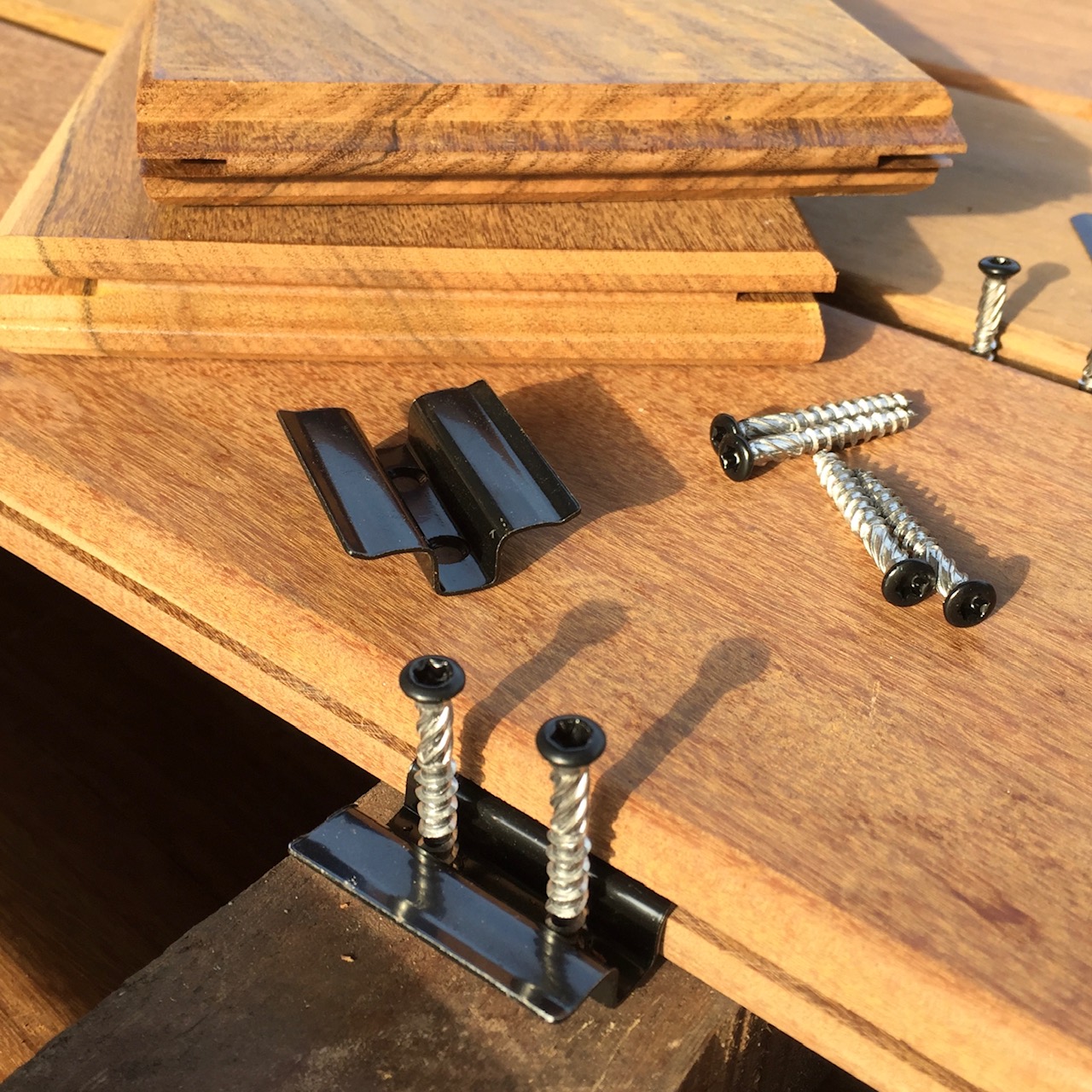 Luxe vlonder van ipe hout met hout klik systeem en montage clips met precieze verwerking