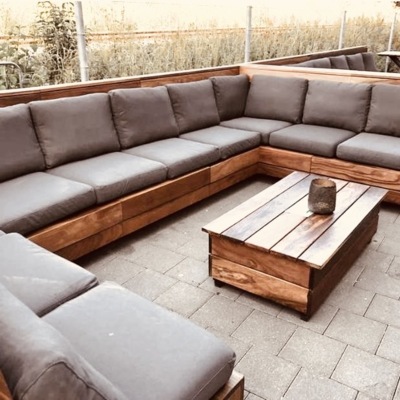 Detailaufnahme der unsichtbaren Befestigung der Ip&eacute; Terrassendielen auf der Loungebank