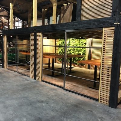 Moderne overkapping van douglas met lamellenwand Moderne zwarte overkapping met verticale lamellenwand