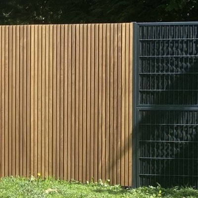 Verticale Ip&eacute; schuttingplanken voor een tijdloze tuinafscheiding