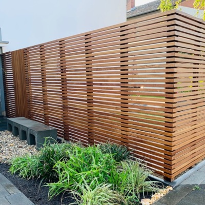 Zaun aus Hartholzbalken für 3D-Effekt in Ipe-Hartholz Zaun zeitlos luxuriös und modern