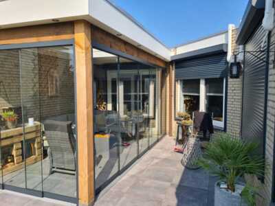 Luxe Douglas overkapping op maat met houten staanders en hoogwaardige dakafwerking