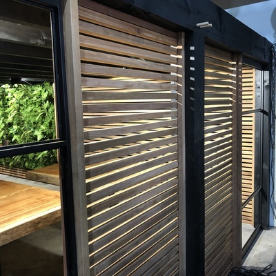 Luxe Ipé Designwand met 4x4 Balkjes Moderne Ipé designwand opgebouwd uit 4x4 hardhouten balkjes voor een exclusieve tuinafscheiding